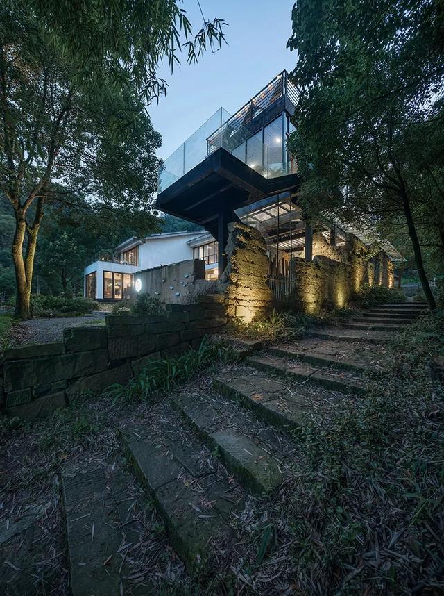 有个改造的民宿院子,隐于山间,呈现最静美的样子