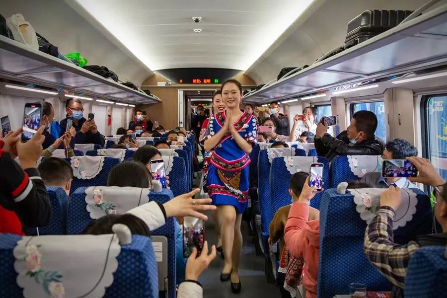 中老铁路首发列车上,乘务员表演民族舞蹈.李浩 摄