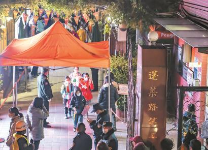 新增两例本土确诊病例  多所小学全员核酸检测休闲区蓝鸢梦想 - Www.slyday.coM