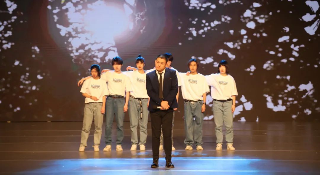 温暖！感动！却充满力量~特殊的日子，邀您见证这台没有明星的晚会！休闲区蓝鸢梦想 - Www.slyday.coM