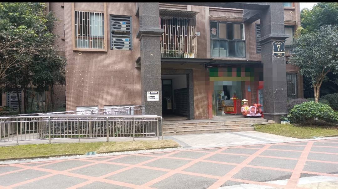 高空掉烟头烫穿婴儿车车顶 警方回应：扔烟头男子已道歉获当事人谅解休闲区蓝鸢梦想 - Www.slyday.coM