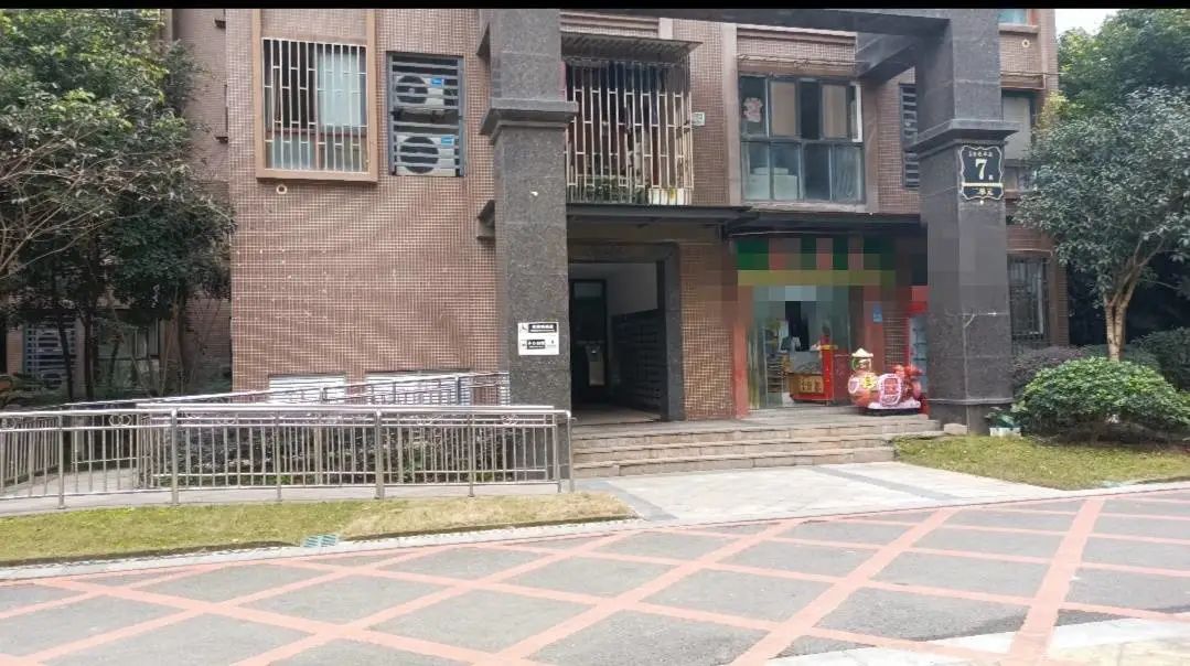 高空掉烟头烫穿婴儿车车顶，警方回应：扔烟头男子已道歉休闲区蓝鸢梦想 - Www.slyday.coM