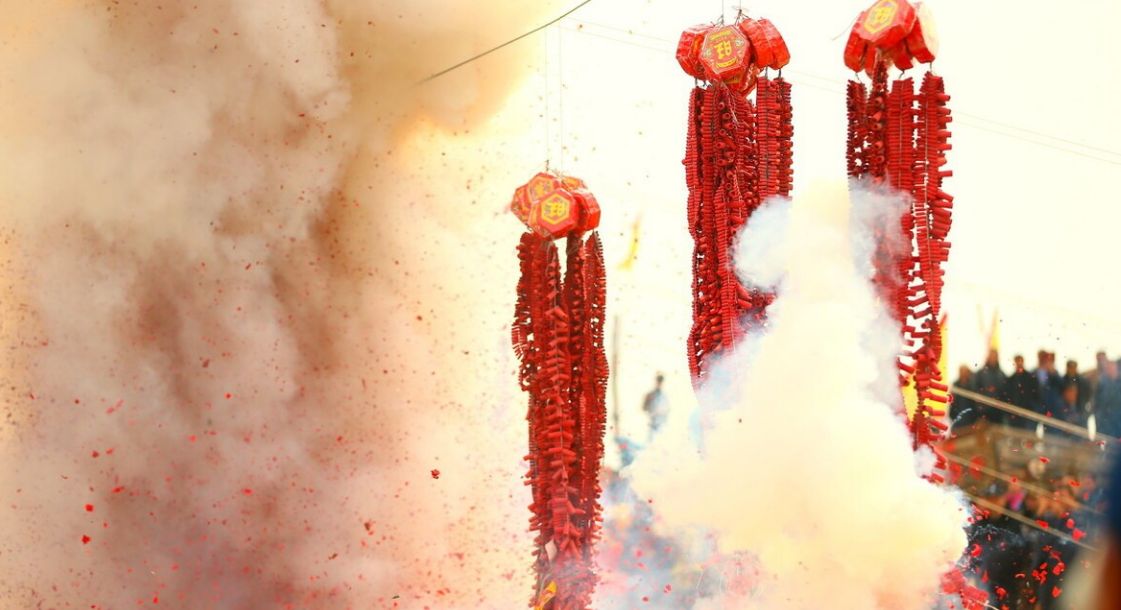 笔者也注意不少网友关于乡村制止点鞭炮观点不一,有的人觉得现在乡村