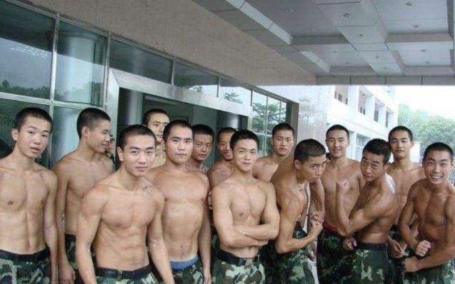 都是锻炼，健身1年的人与当兵2年的人，身体和肌肉有什么差别？休闲区蓝鸢梦想 - Www.slyday.coM