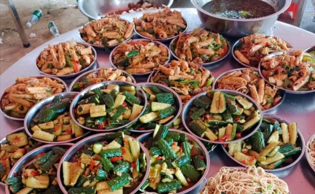 原来就算是杨超越,回家吃酒席也得坐进门小孩那一桌啊!休闲区蓝鸢梦想 - Www.slyday.coM 原来就算是杨超越,回家吃酒席也得坐进门小孩那一桌啊!休闲区蓝鸢梦想 - Www.slyday.coM