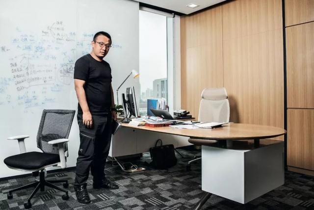 那个将饿了么卖给马云套现665个亿的外卖小哥张旭豪现怎样了