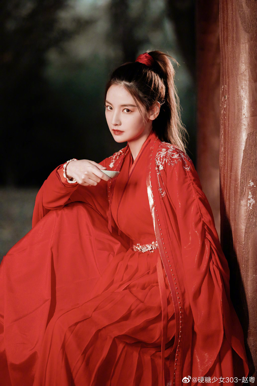 赵粤红衣古装英气十足像是将军家的小女儿漂亮又坚韧