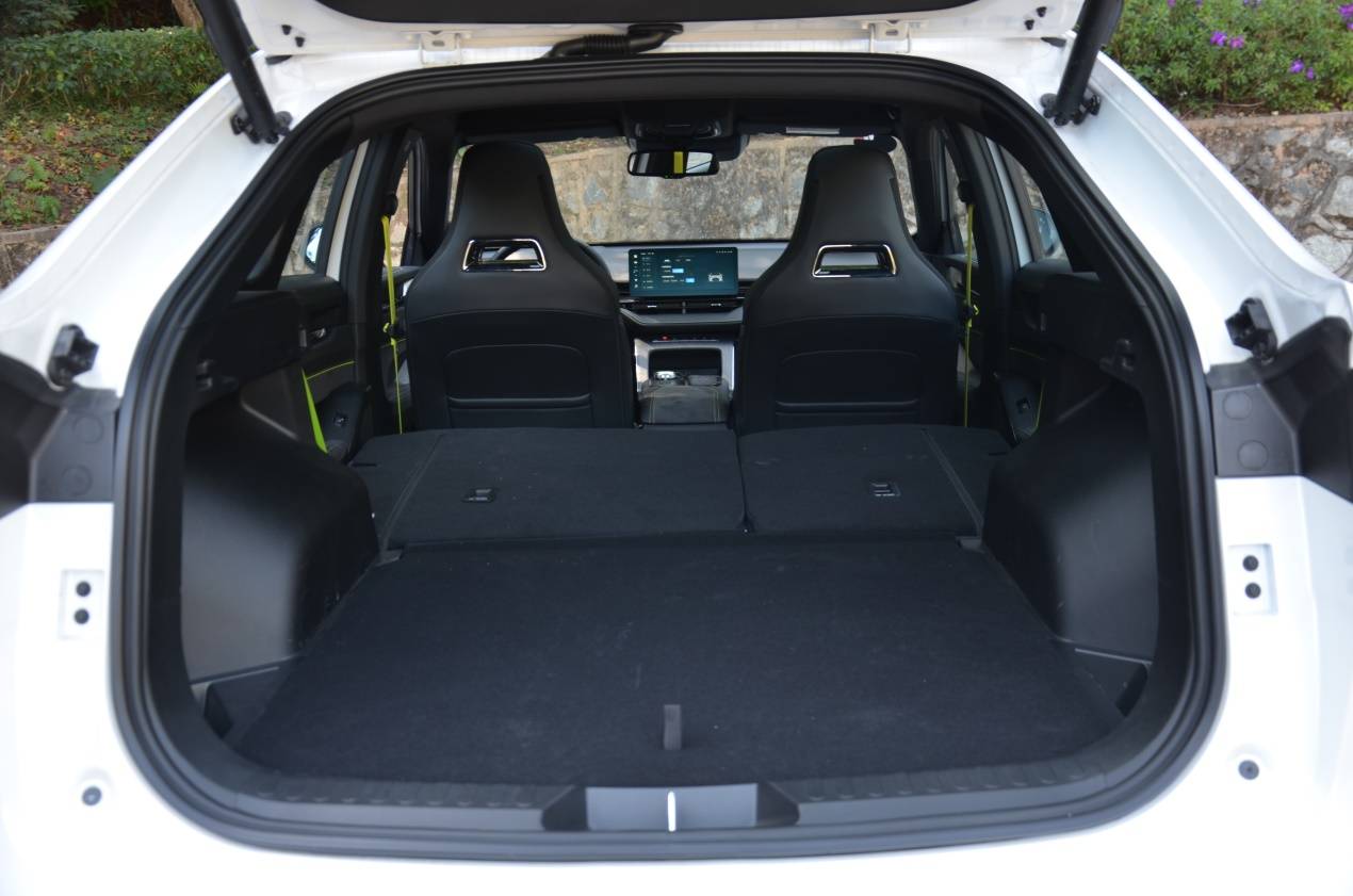 至于后备箱空间,由于溜背造型的影响,开口反而更大,更适合搬运大物件.