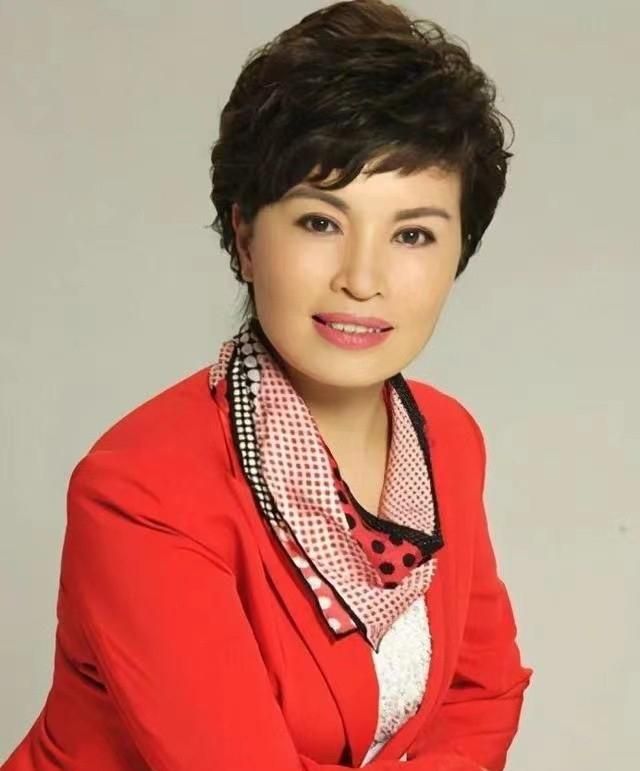 《新闻联播》李瑞英:嫁青梅竹马,儿子在家庭关系栏中只写爸爸