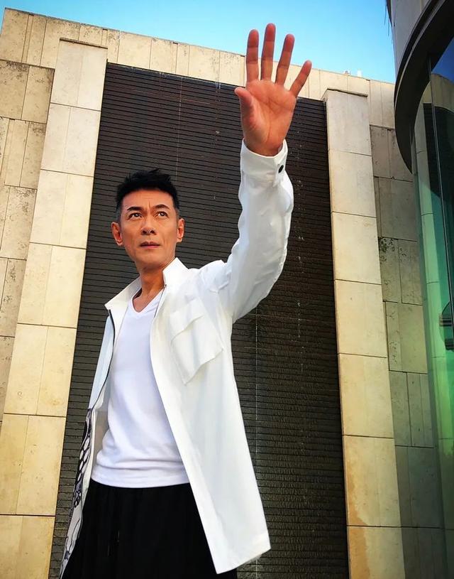 59岁港星江华复出,晒经典角色引回忆杀,粉丝:重拍影版寻秦记吧|江华|复出|寻秦记_新浪新闻