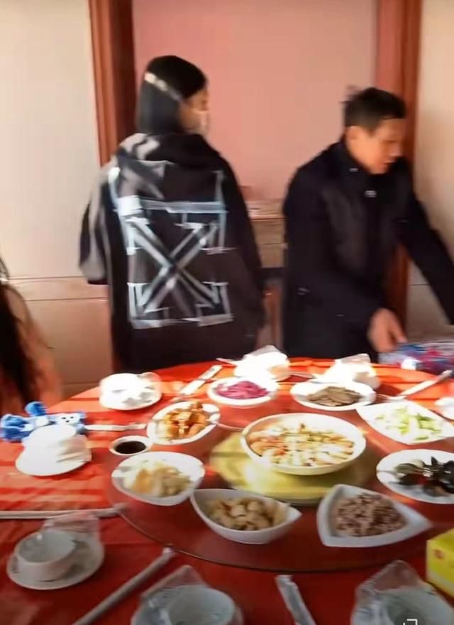 原来就算是杨超越,回家吃酒席也得坐进门小孩那一桌啊!休闲区蓝鸢梦想 - Www.slyday.coM 原来就算是杨超越,回家吃酒席也得坐进门小孩那一桌啊!休闲区蓝鸢梦想 - Www.slyday.coM