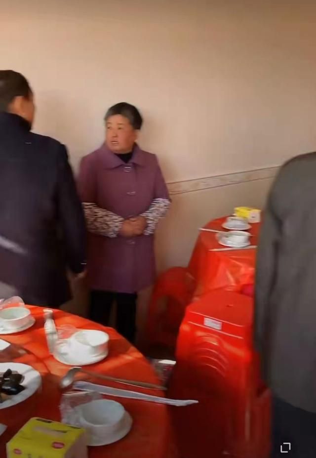 原来就算是杨超越,回家吃酒席也得坐进门小孩那一桌啊!休闲区蓝鸢梦想 - Www.slyday.coM 原来就算是杨超越,回家吃酒席也得坐进门小孩那一桌啊!休闲区蓝鸢梦想 - Www.slyday.coM