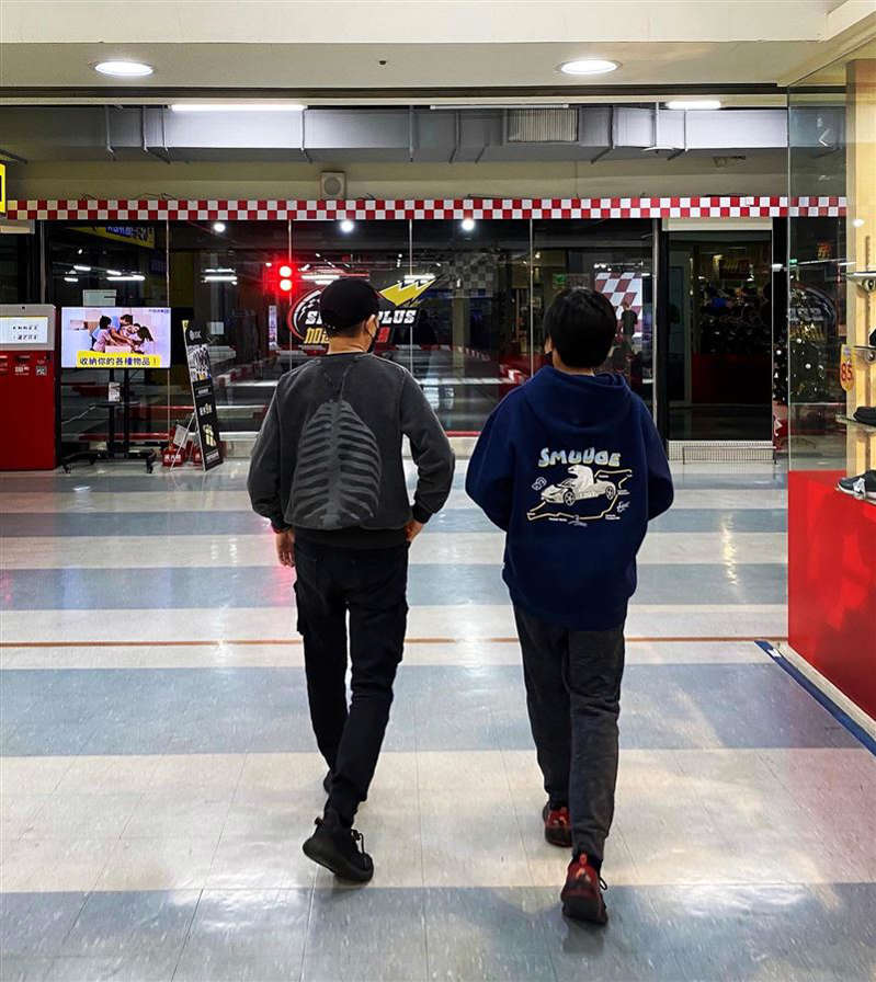 林志颖同框儿子“猜猜谁是谁”!12岁Kimi跟爸一样高休闲区蓝鸢梦想 - Www.slyday.coM 林志颖同框儿子“猜猜谁是谁”!12岁Kimi跟爸一样高休闲区蓝鸢梦想 - Www.slyday.coM