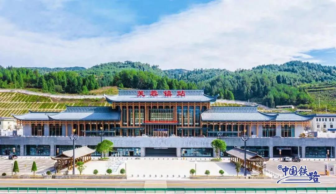 西站,经湘西土家族苗族自治州吉首市,凤凰县及怀化市麻阳苗族自治县