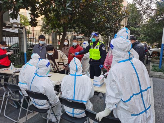 直击上海浦东中风险小区：“藏蓝”防线护航隔离居民衣食住行休闲区蓝鸢梦想 - Www.slyday.coM