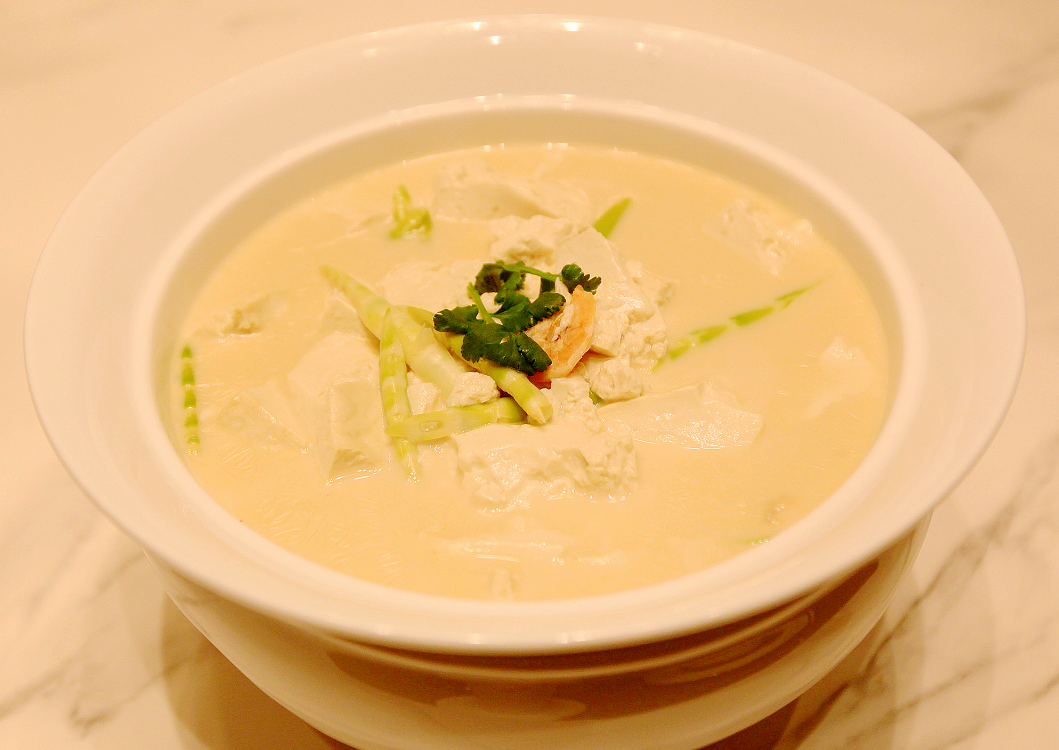 泉水鲜汤老豆腐山东文旅鲁菜馆严格遵循鲁菜的精良制作工艺,以味为