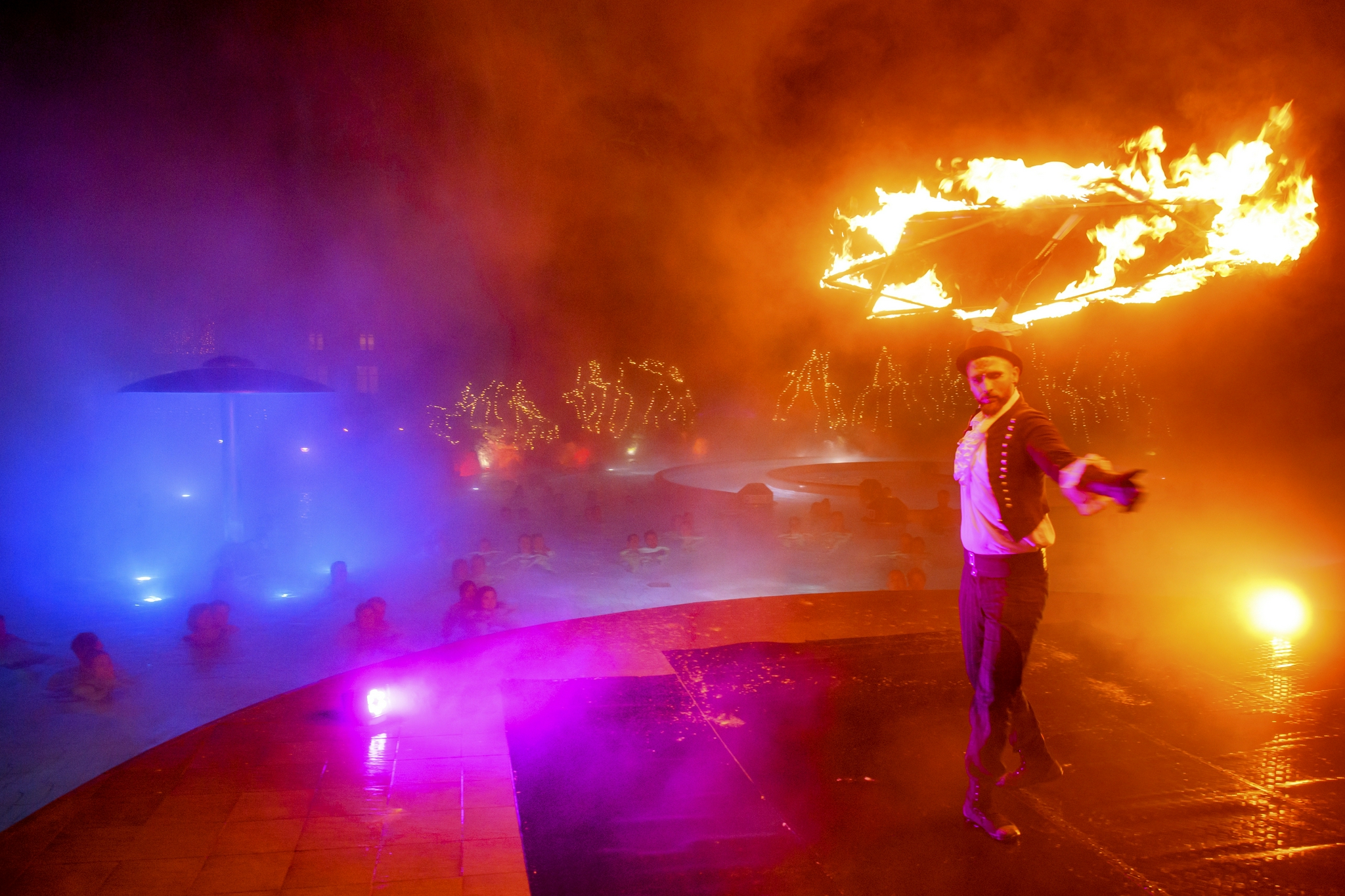 温泉旁的火焰表演