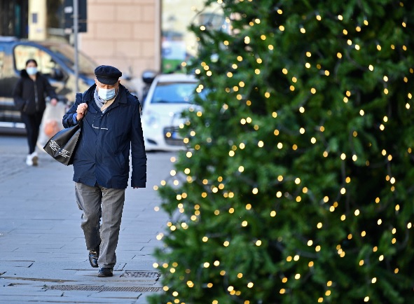 11月30日，行人佩戴口罩走在意大利罗马街头。新华社