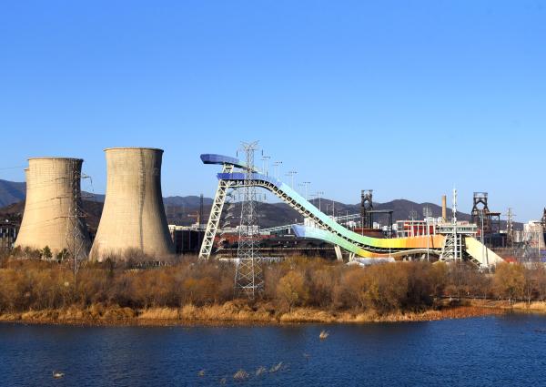 蓝天下的北京首钢园滑雪大跳台.