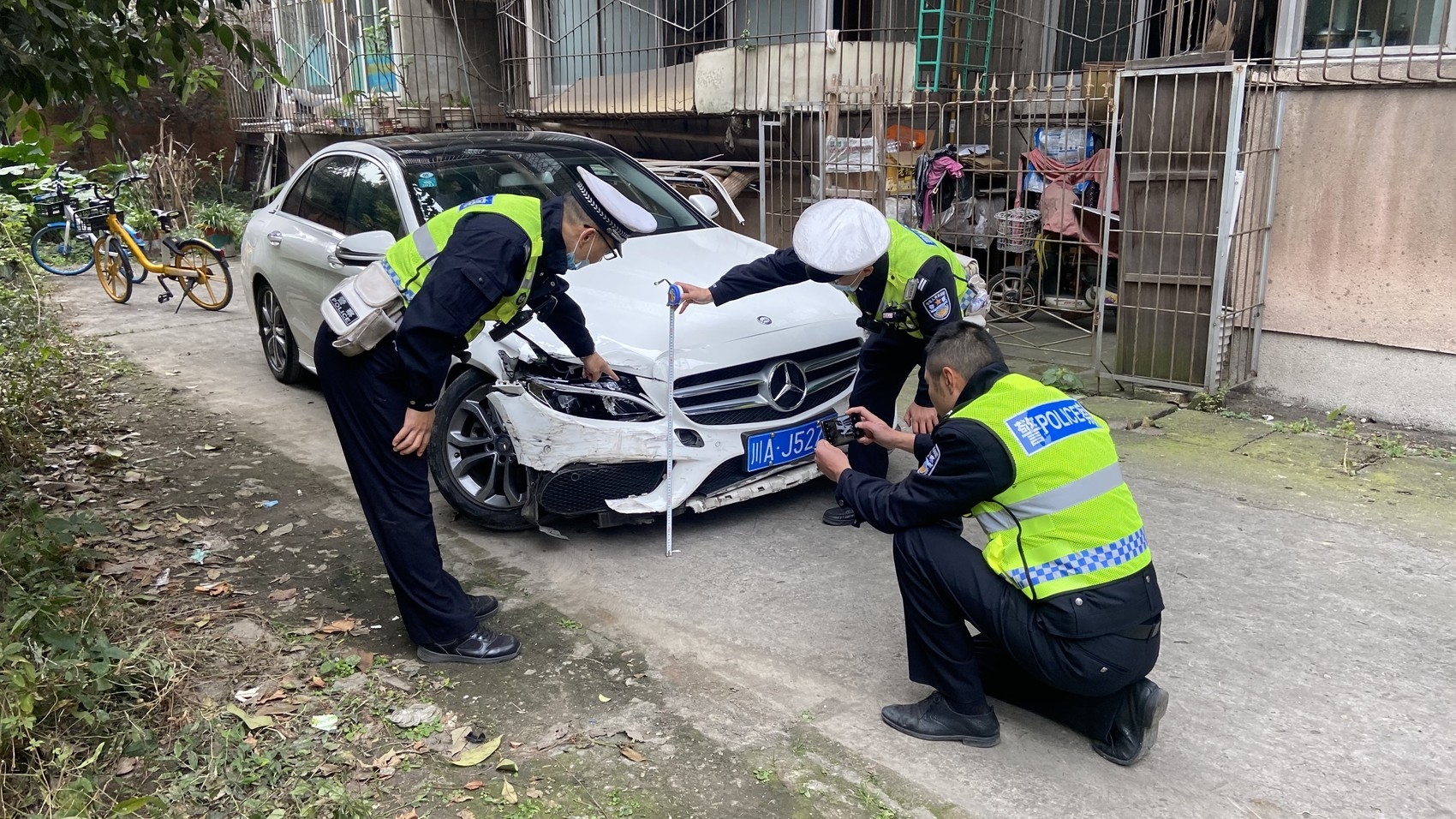 成都一男子酒驾连撞多台车后逃逸 结果1小时后还在睡梦中就遭抓了休闲区蓝鸢梦想 - Www.slyday.coM