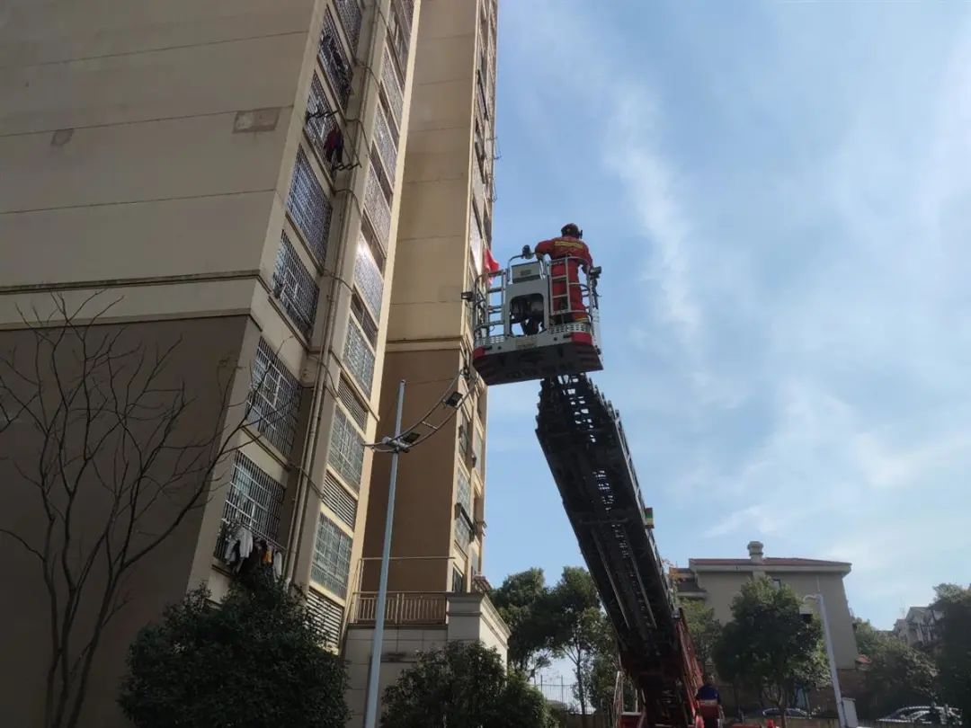 全身瘫软！湖南女子不慎从9楼坠落瞬间抓住7楼窗户，坚持数十分钟捡回一命……休闲区蓝鸢梦想 - Www.slyday.coM