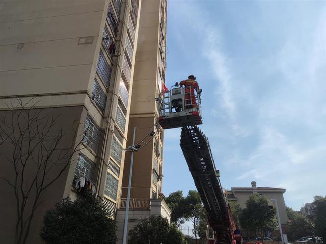 湖南一女子晒衣物从9楼坠落，抓住7楼防护窗捡回一命休闲区蓝鸢梦想 - Www.slyday.coM