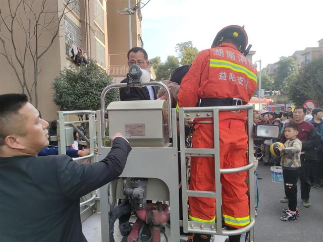 湖南一女子晒衣物从9楼坠落，抓住7楼防护窗捡回一命休闲区蓝鸢梦想 - Www.slyday.coM