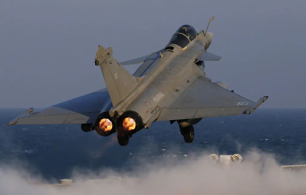 资料图片:2016年1月13日,"阵风"战斗机从法国戴高乐号航空母舰上