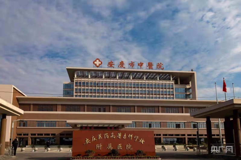 事故已造成8人死亡,3名伤者在潜山市当地医院急救后随即转院至安庆市