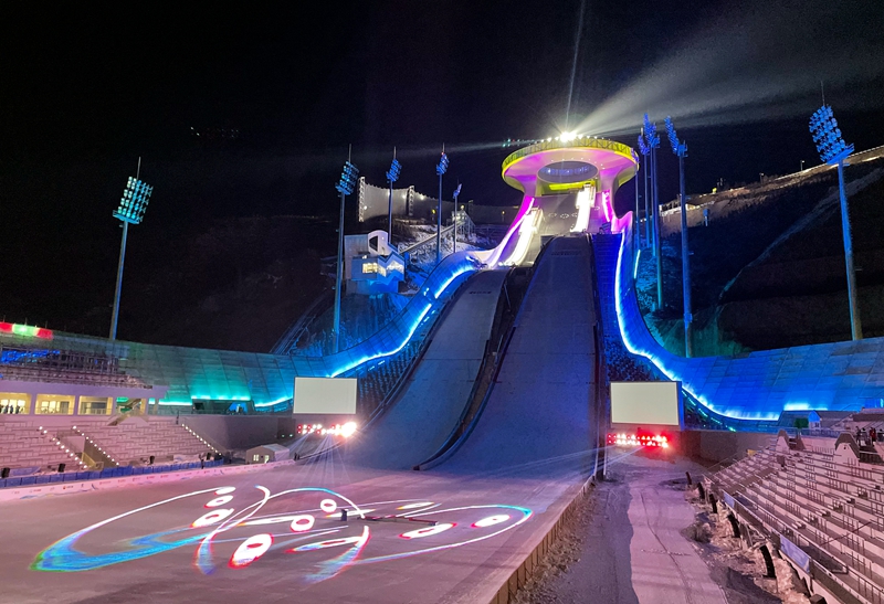瞰冬奥 | 雪如意上演"灯光秀"为中外选手助兴|洲际杯|跳台滑雪_新浪