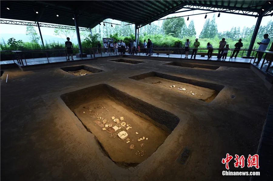 2019年7月,游客参观良渚古城遗址公园反山王陵.中新社记者 王刚 摄