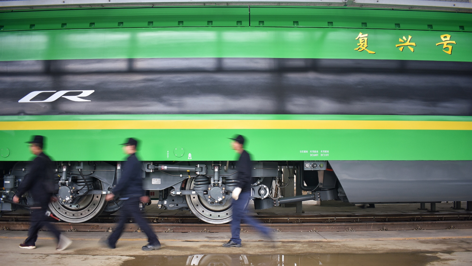 新型绿巨人复兴号动车组4日上线西南铁路