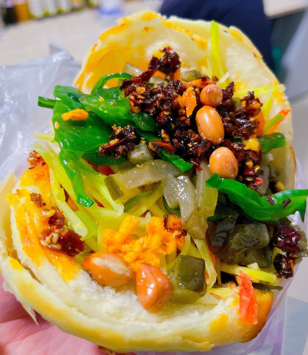 香脆的油酥饼是菜夹馍的标配每一口都酥香掉渣在嘴中噼啪作响一个菜夹