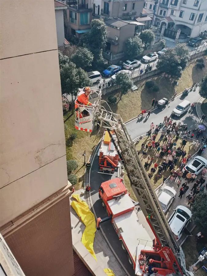 全身瘫软！湖南女子不慎从9楼坠落瞬间抓住7楼窗户，坚持数十分钟捡回一命……休闲区蓝鸢梦想 - Www.slyday.coM