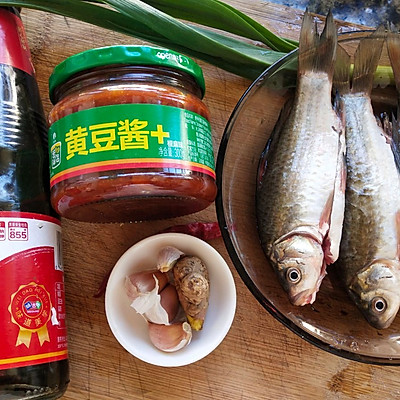 4瓣鯽魚3條用料我們一家三口都愛吃鯽魚,紅燒鯽魚,醬燜鯽魚,鯽魚豆腐