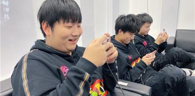 eStar横扫GK进四强，德服赛后主动背锅，百兽被粉丝爆破休闲区蓝鸢梦想 - Www.slyday.coM