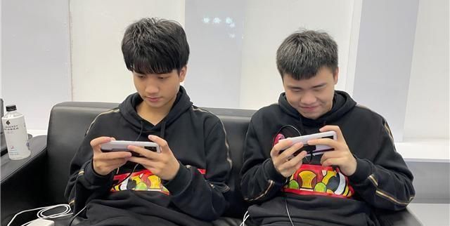 eStar横扫GK进四强，德服赛后主动背锅，百兽被粉丝爆破休闲区蓝鸢梦想 - Www.slyday.coM