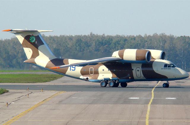 肩扛发动机的飞机,苏联安-72短距起降运输机|运输机|起降|飞机_新浪