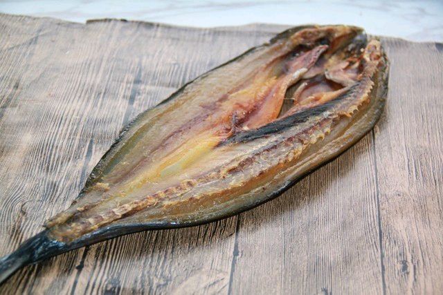 蒸鲅鱼干的家常做法,吃起来味道鲜美,营养丰富|鲅鱼|油辣子|菜盘_新浪