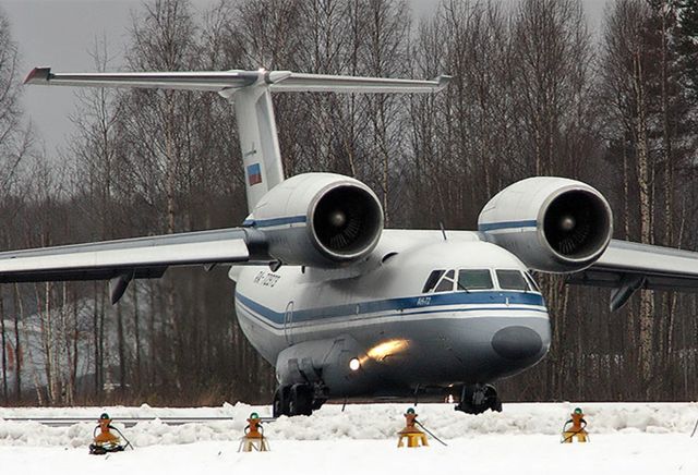 肩扛发动机的飞机,苏联安-72短距起降运输机|运输机|起降|飞机_新浪