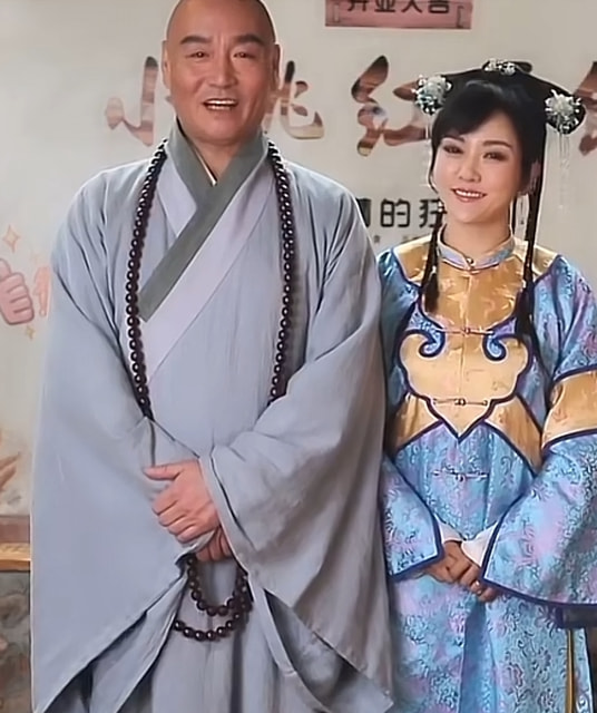 老演员生存不易,方丈侯堃卖货被嘲过气,为赚钱低声下气赔着笑脸