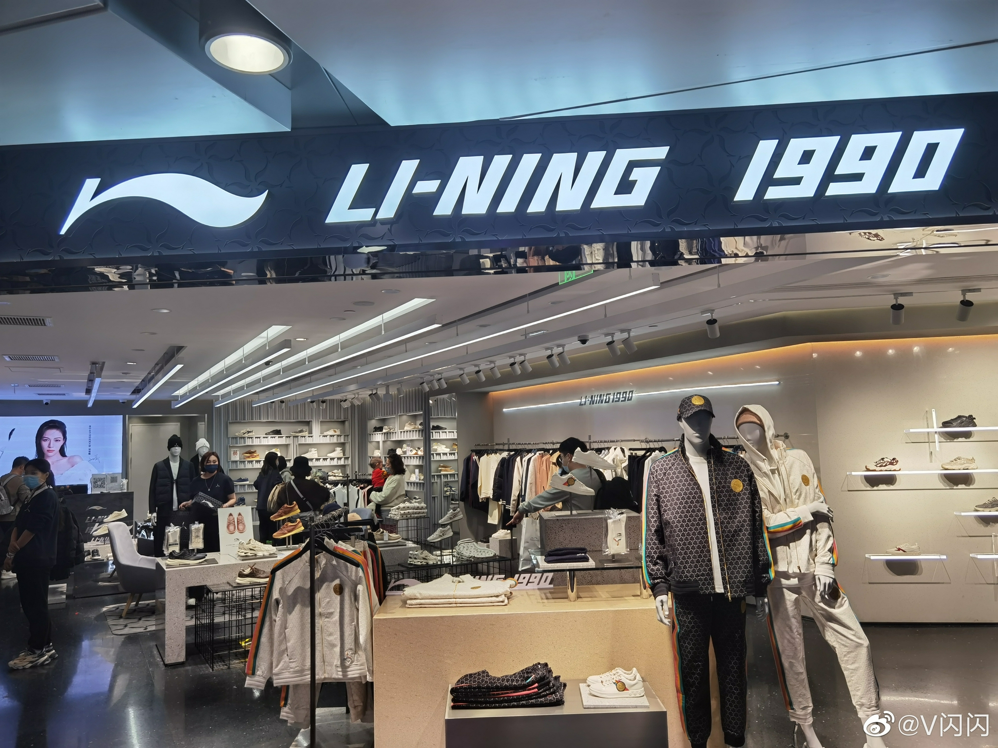 李宁把自己在30年前用的LOGO,做了品牌重塑……|李宁_新浪新闻