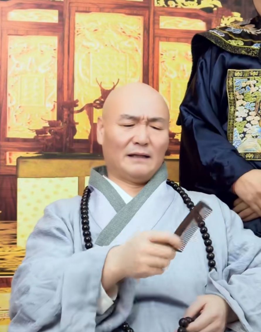 老演员生存不易,方丈侯堃卖货被嘲过气,为赚钱低声下气赔着笑脸