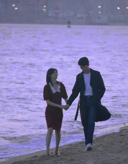 海边牵手cp感满满,龚俊太有男友力|龚俊|乔欣|电视剧_新浪新闻