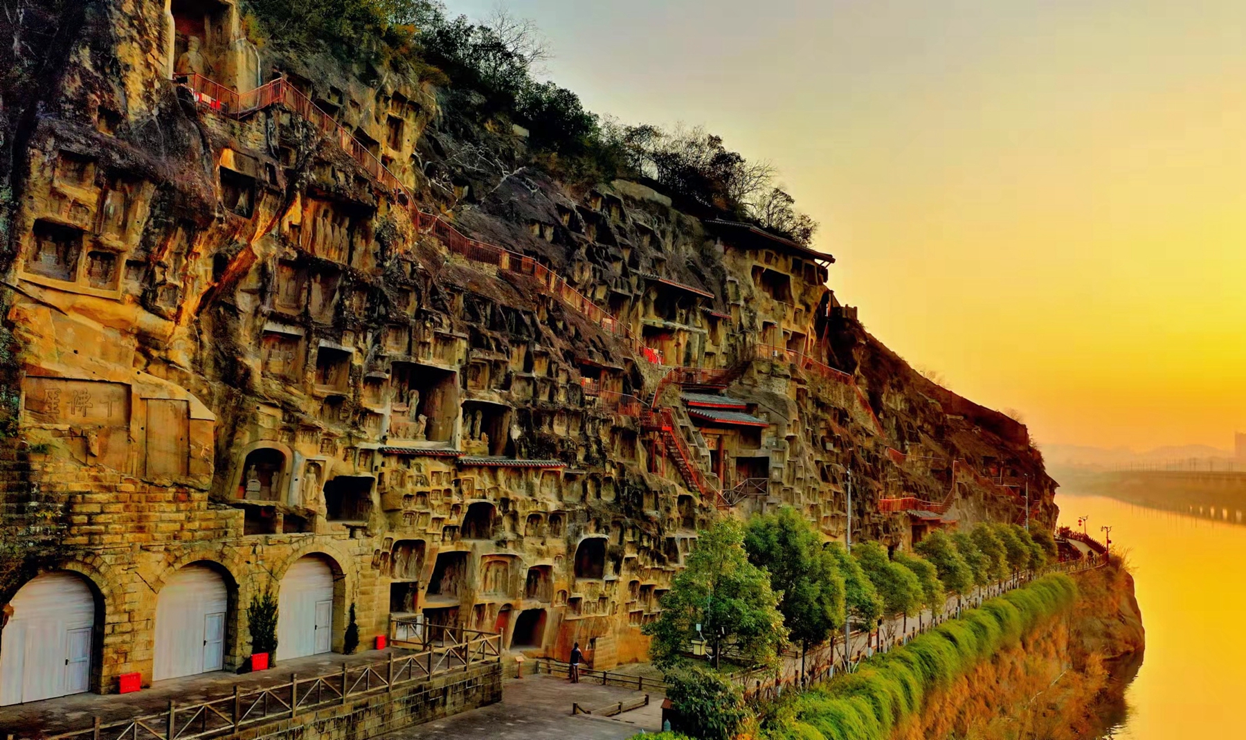 金牛古道上的旅游景点广元千佛崖高45米13层密如蜂房