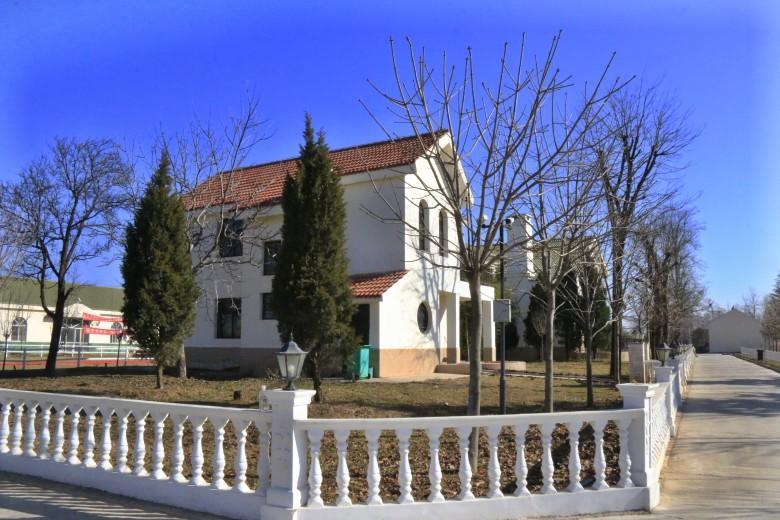 白马庄园位于陕西省淳化县十里源镇庄子村,距离西安市120公里,距离咸