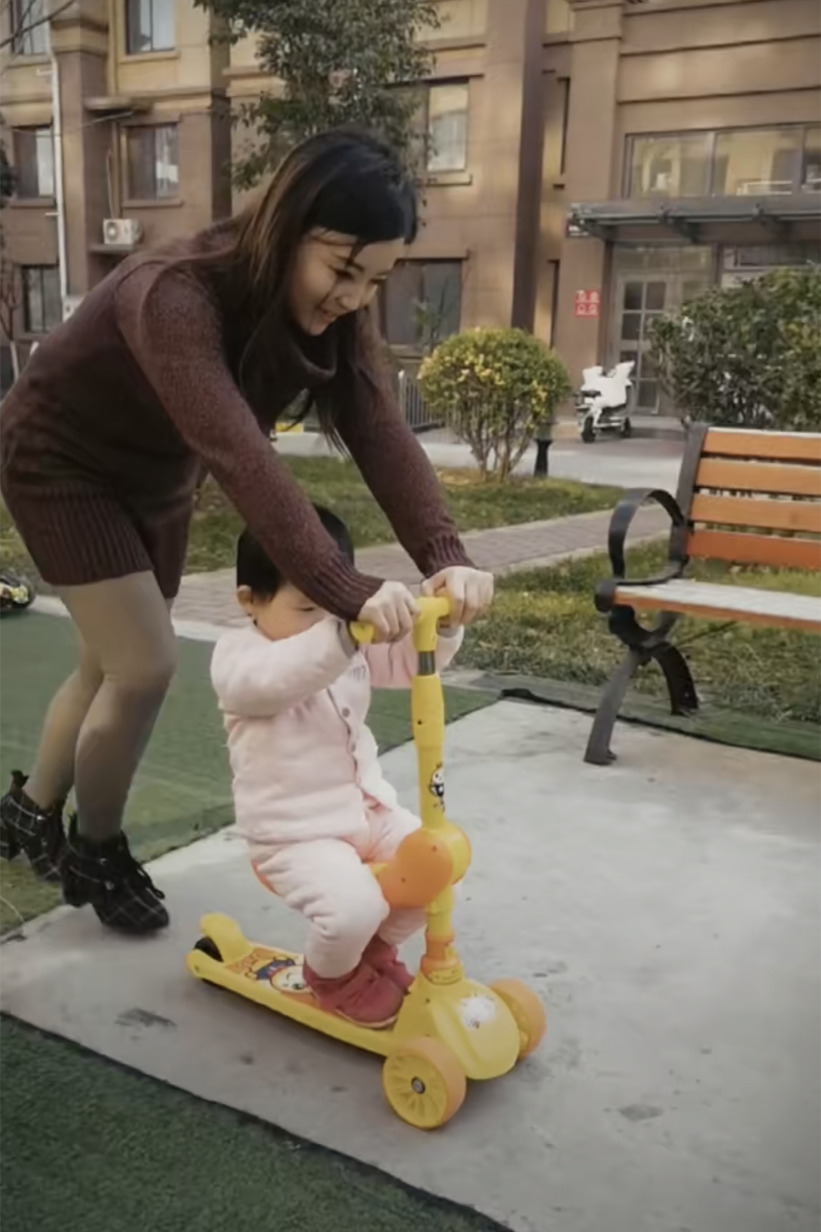 两岁小天赐再无后顾之忧姐姐许诺以后的路会一直陪着你