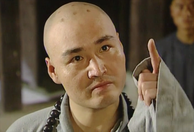 老演员生存不易,方丈侯堃卖货被嘲过气,为赚钱低声下气赔着笑脸