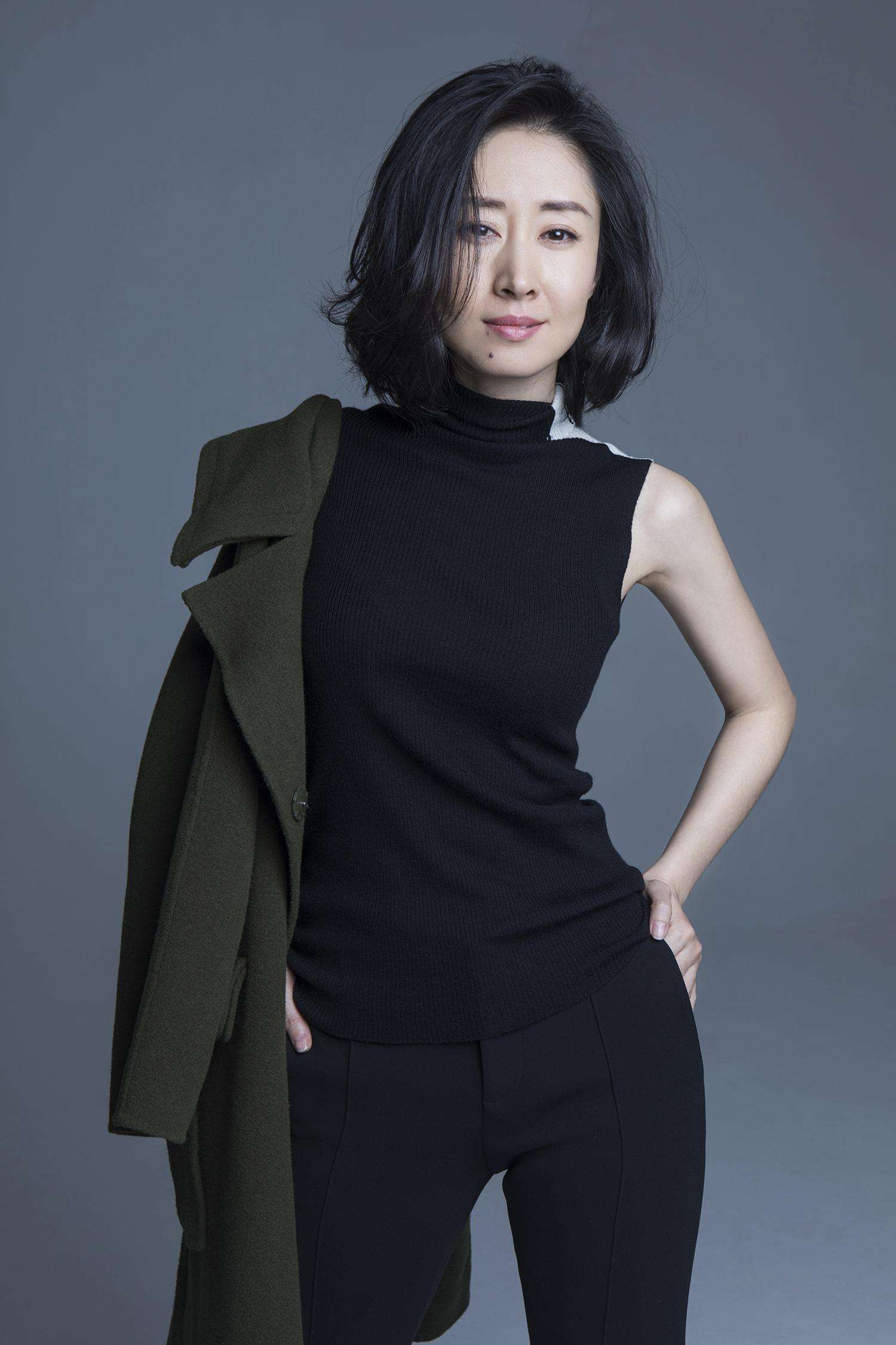 刘敏涛又出圈了搭配黑色羽绒走机场牛仔喇叭裤却火了起来