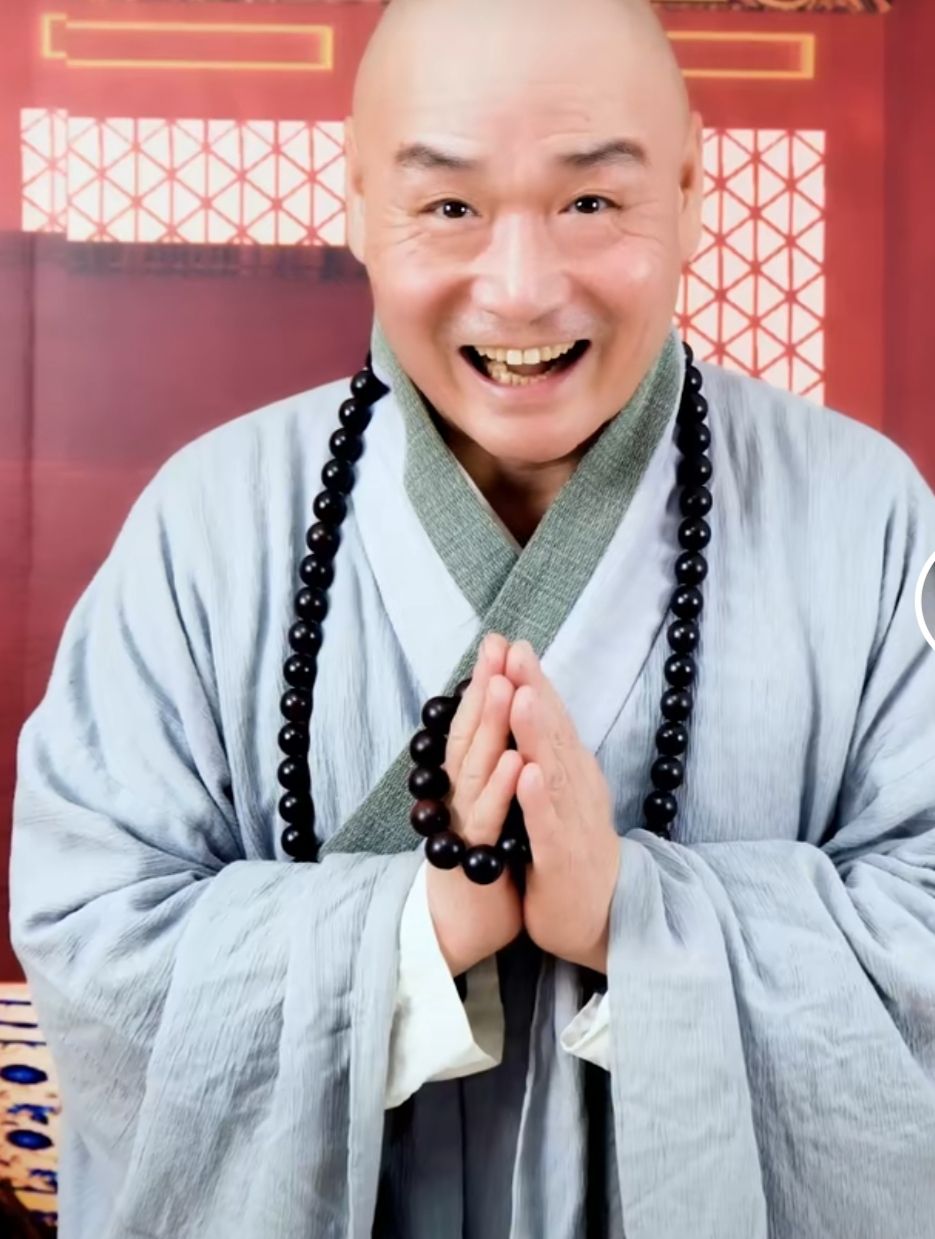 老演员生存不易,方丈侯堃卖货被嘲过气,为赚钱低声下气赔着笑脸